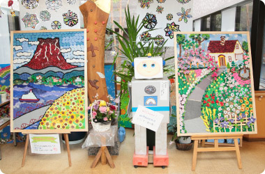 愛光園では、ご利用者の皆さまが制作した作品を多数展示しています。ご来園の際は、是非ご覧ください!