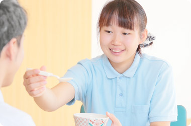 管理栄養士が栄養バランスに富んだメニューを作成し、施設内の厨房で調理したお食事をご提供します。